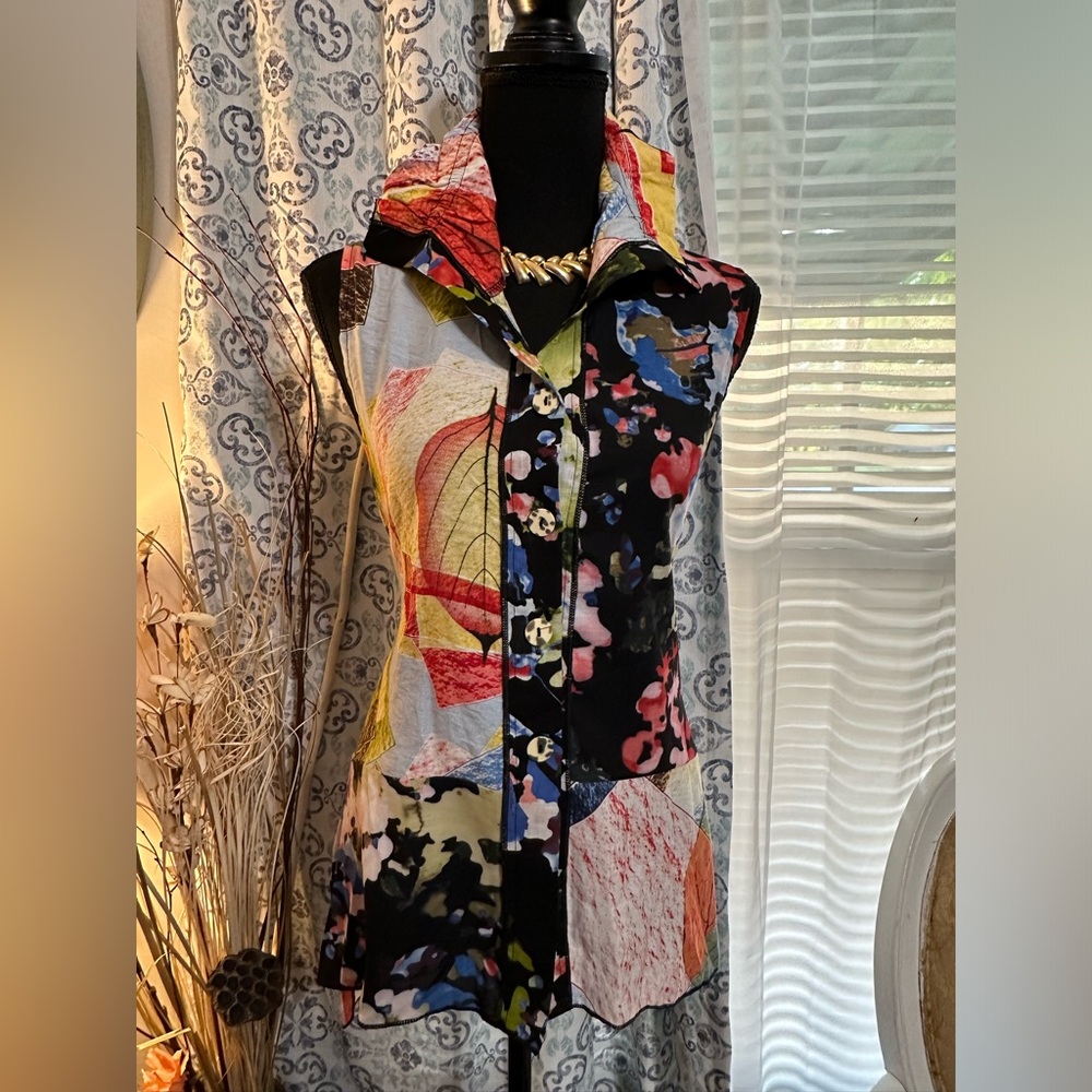 Small Flew de Lis colorful pathchwork hi-low sleeveless lightweight blouse. NWOT